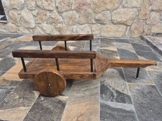 Carro de madera decorativo