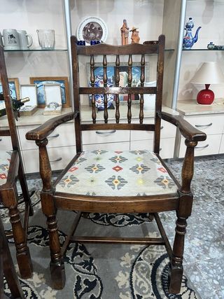 4 SILLAS Y 2 BUTACAS