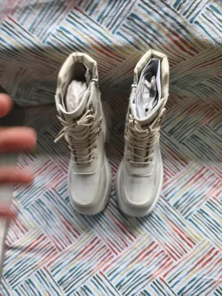 Y.M.A.C. Stivali bianchi con lacci