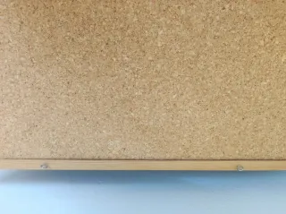 Tablero de corcho con marco de madera