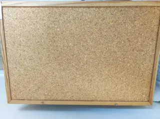 Tablero de corcho con marco de madera