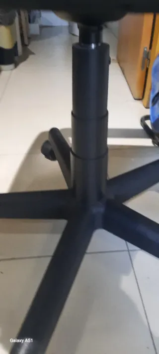 Silla de oficina negra con cojín azul