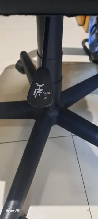 Silla de oficina negra con cojín azul