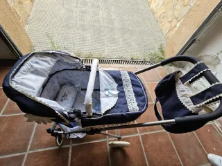 Carrito de muñecas azul con capota