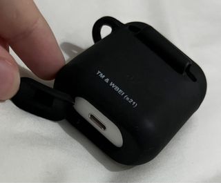 AirPods con funda de Friends Negra