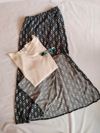 Falda larga geométrica azul y blanca