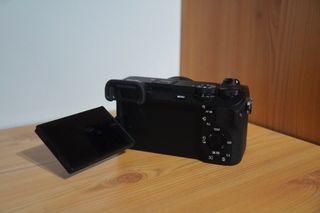 Cámara Sony A6700 + objetivo de 16-50 mm