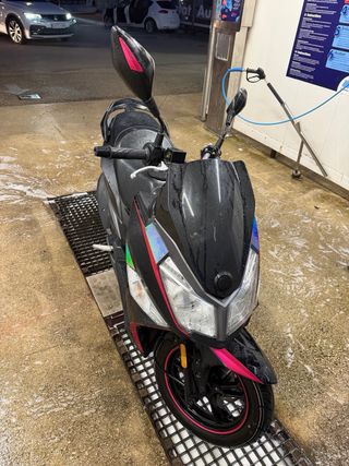 Moto SYM Jet 14 de 50cc Negra y Rosa
