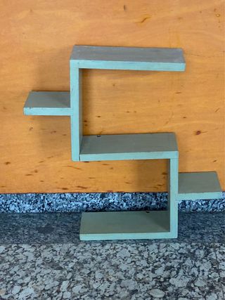 Repisa de madera escalonada