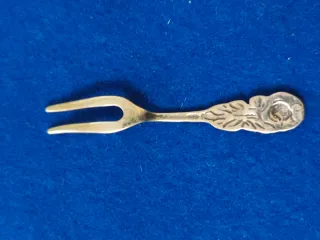 Tenedor de aperitivo con rosa