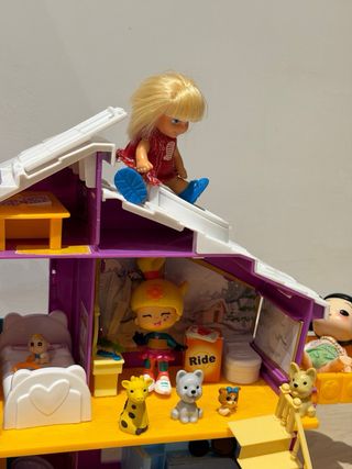 Casita de juguete con muñecos y accesorios