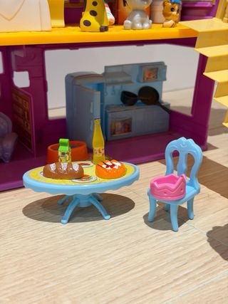 Casita de juguete con muñecos y accesorios