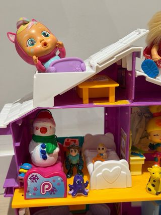 Casita de juguete con muñecos y accesorios