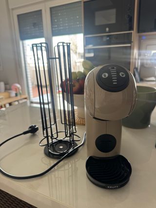 Cafetera Dolce Gusto Beige con portacapsulas