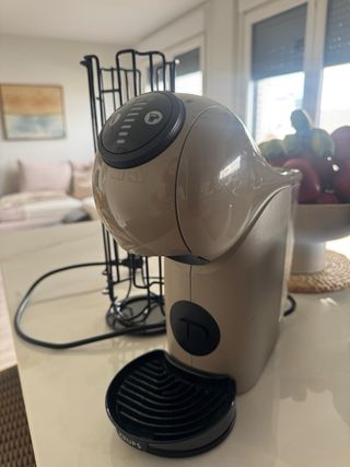 Cafetera Dolce Gusto Beige con portacapsulas