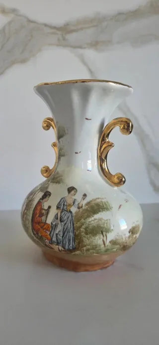 Jarrón de cerámica esmaltada con asas doradas