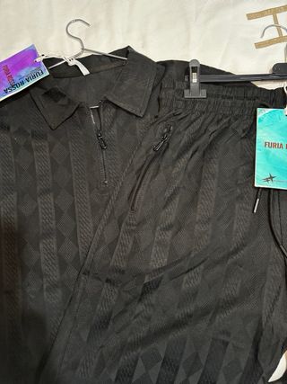 Conjunto hombre negro y blanco