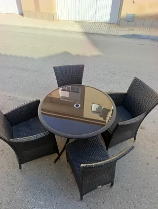 Mesa redonda con 4 sillas de exterior