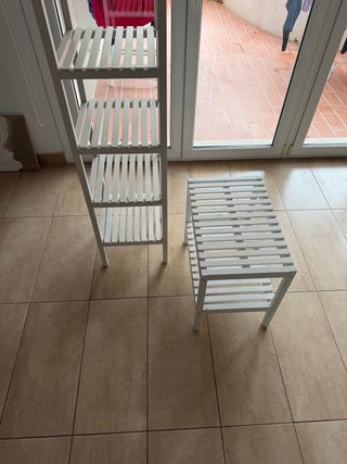 Estantería de madera blanca