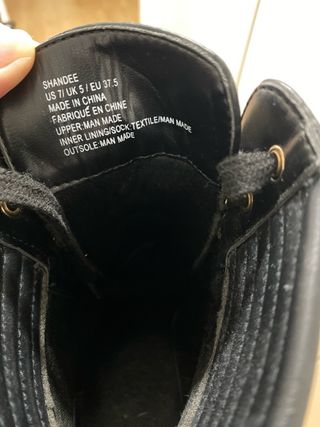 Botas de tacón negras con cordones.