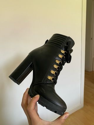 Botas de tacón negras con cordones.