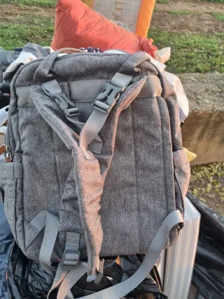 Mochila gris con detalles plateados