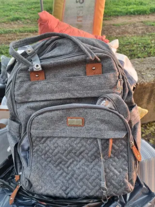 Mochila gris con detalles plateados