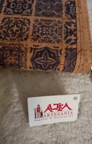 Billetera de corcho con diseño azulejo