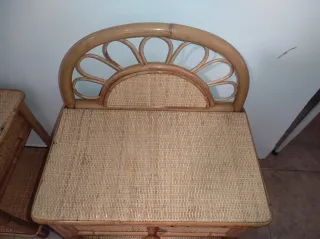 Mesitas de noche antiguas de mimbre y bambú