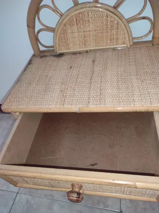 Mesitas de noche antiguas de mimbre y bambú