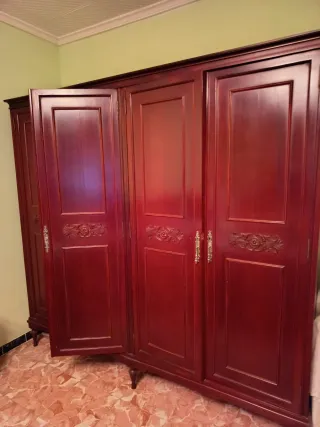 Habitación de matrimonio en madera color cerezo