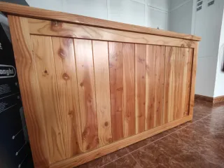 Mostrador de madera maciza barnizada y cristal
