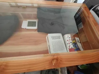 Mostrador de madera maciza barnizada y cristal
