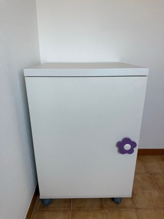 Mueble blanco MDF con ruedas y tirador flor