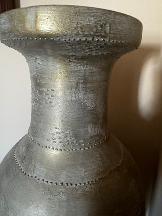 Jarrón alto metal beige y plata