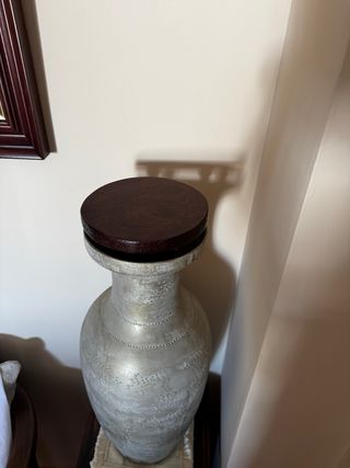 Jarrón alto metal beige y plata