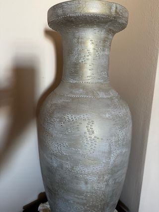 Jarrón alto metal beige y plata