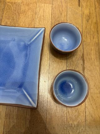 Plato cuadrado y 4 vasos turquesa