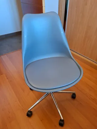 Silla de escritorio gris con ruedas. Buen estado