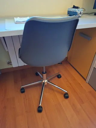 Silla de escritorio gris con ruedas. Buen estado