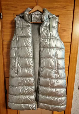 Chaleco acolchado plateado largo