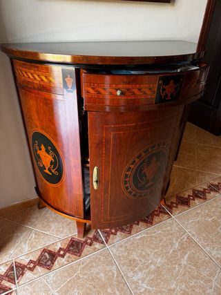 Mueble de madera con detalles