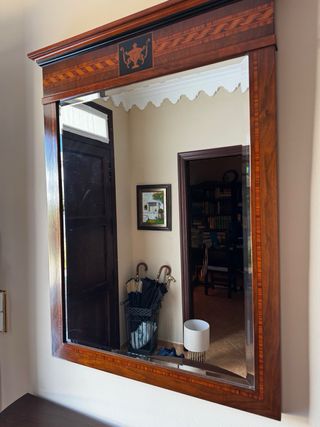 Mueble de madera con detalles