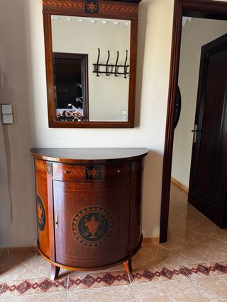 Mueble de madera con detalles