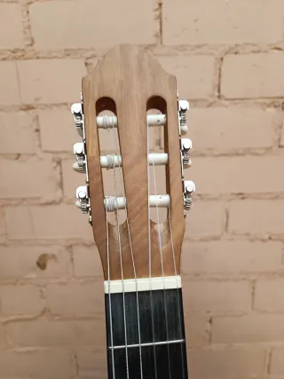 Guitarra Clásica 4/4 Honey + Accesorios