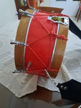 Tambor con cuerdas y sonajero