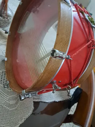 Tambor con cuerdas y sonajero