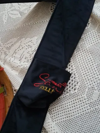 Tambor con cuerdas y sonajero