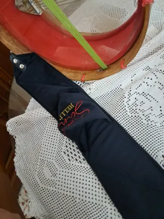 Tambor con cuerdas y sonajero