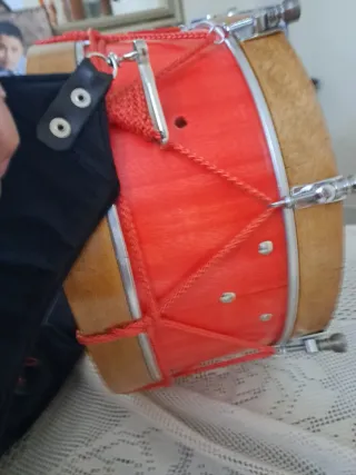 Tambor con cuerdas y sonajero